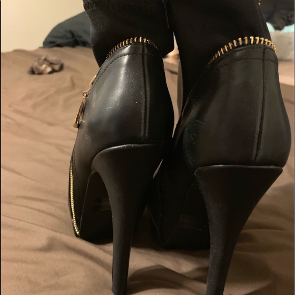 Black Stiletto pumps (size 6) never worn!! - Picture 2 of 3